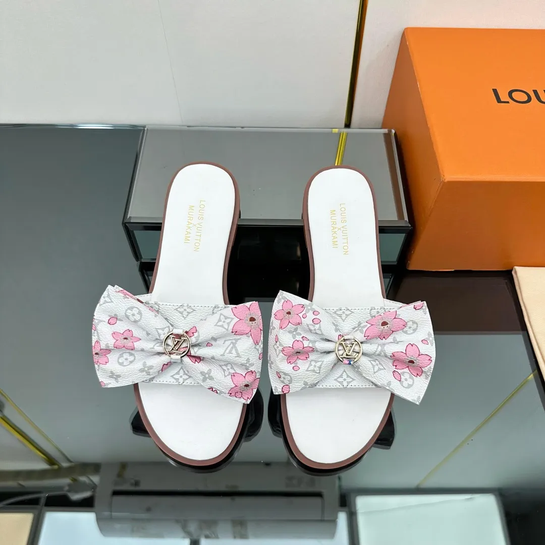 👟👟Ex-factory price 280👟👟 (available all year round) ❥V’s latest popular special material lock it series lock mop, super heavy industry launches! The golden lock on the toe is engraved with the LV letters logo 🔸Number of sizes 34-42) Welcome new and old customers to place orders in the picture above.